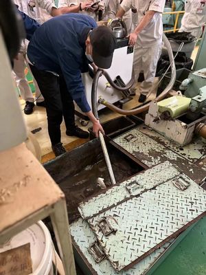 Εξοπλισμός απομάκρυνσης απορριμμάτων CNC καθαριστής δεξαμενής ψυκτικού 8000L/h ροή
